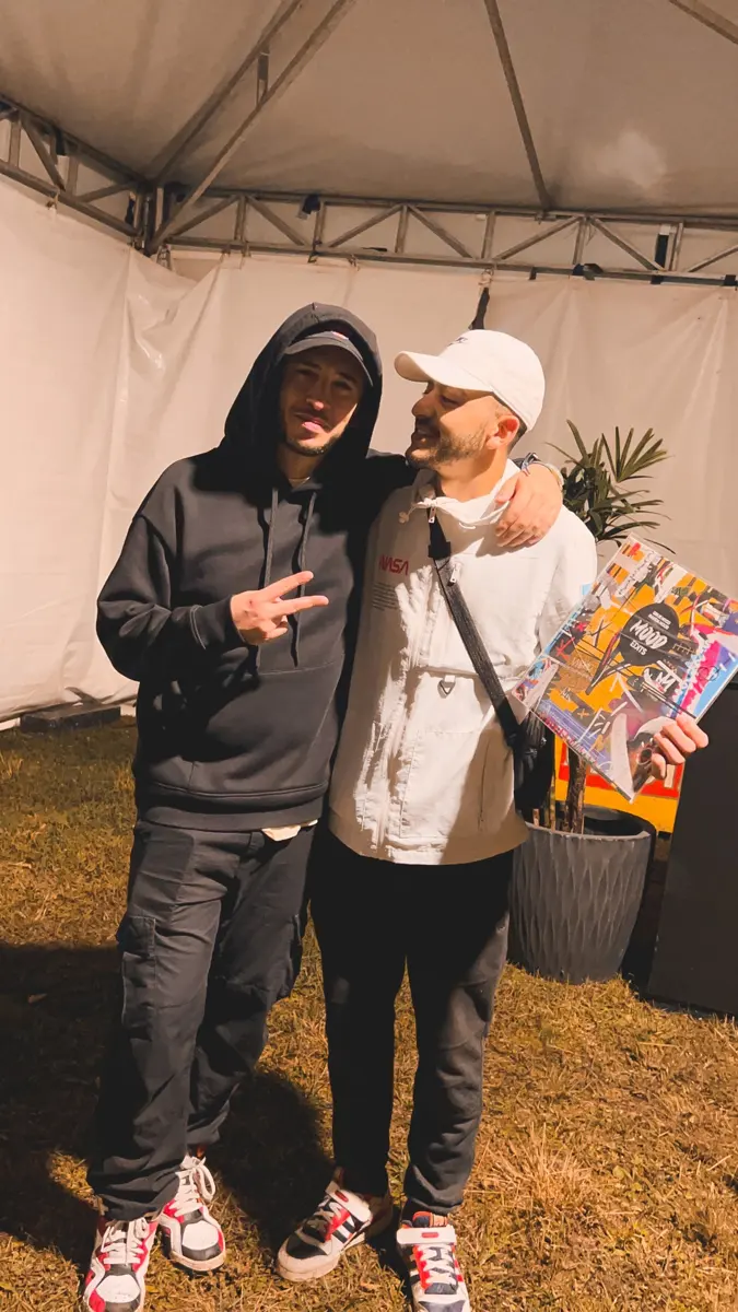 Erick nos bastidores com Sirus Hood