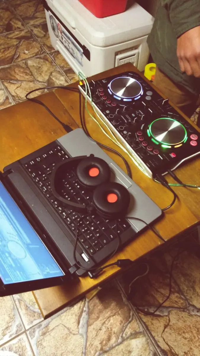 Primeira controladora de DJ do Erick, em casa