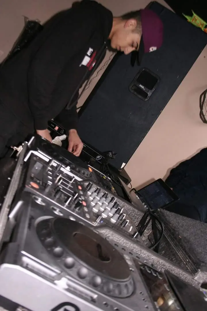 Erick nas primeiras gigs, aprendendo a tocar em CDJ