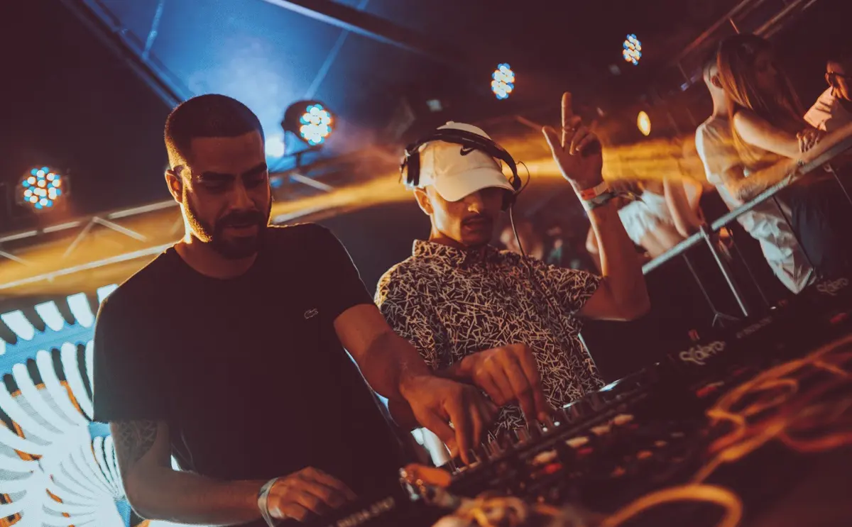 ENART tocando em club com luzes laranja