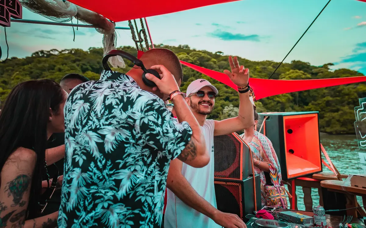 ENART tocando com público em evento de dia