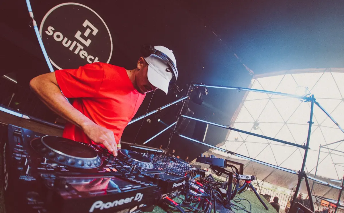 ENART tocando em CDJ Pioneer